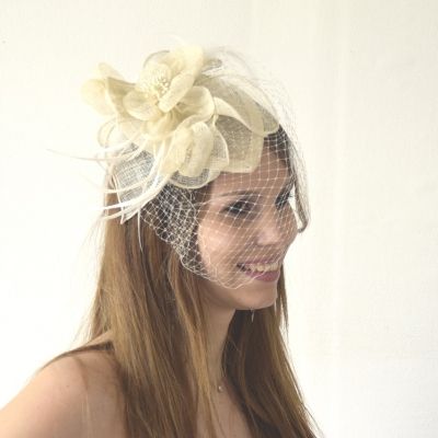 Un chapeau de cérémonie blanc design pour apporter plus d’entrain à votre tenue